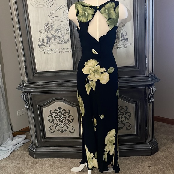 Black dress - Picture 3 of 9